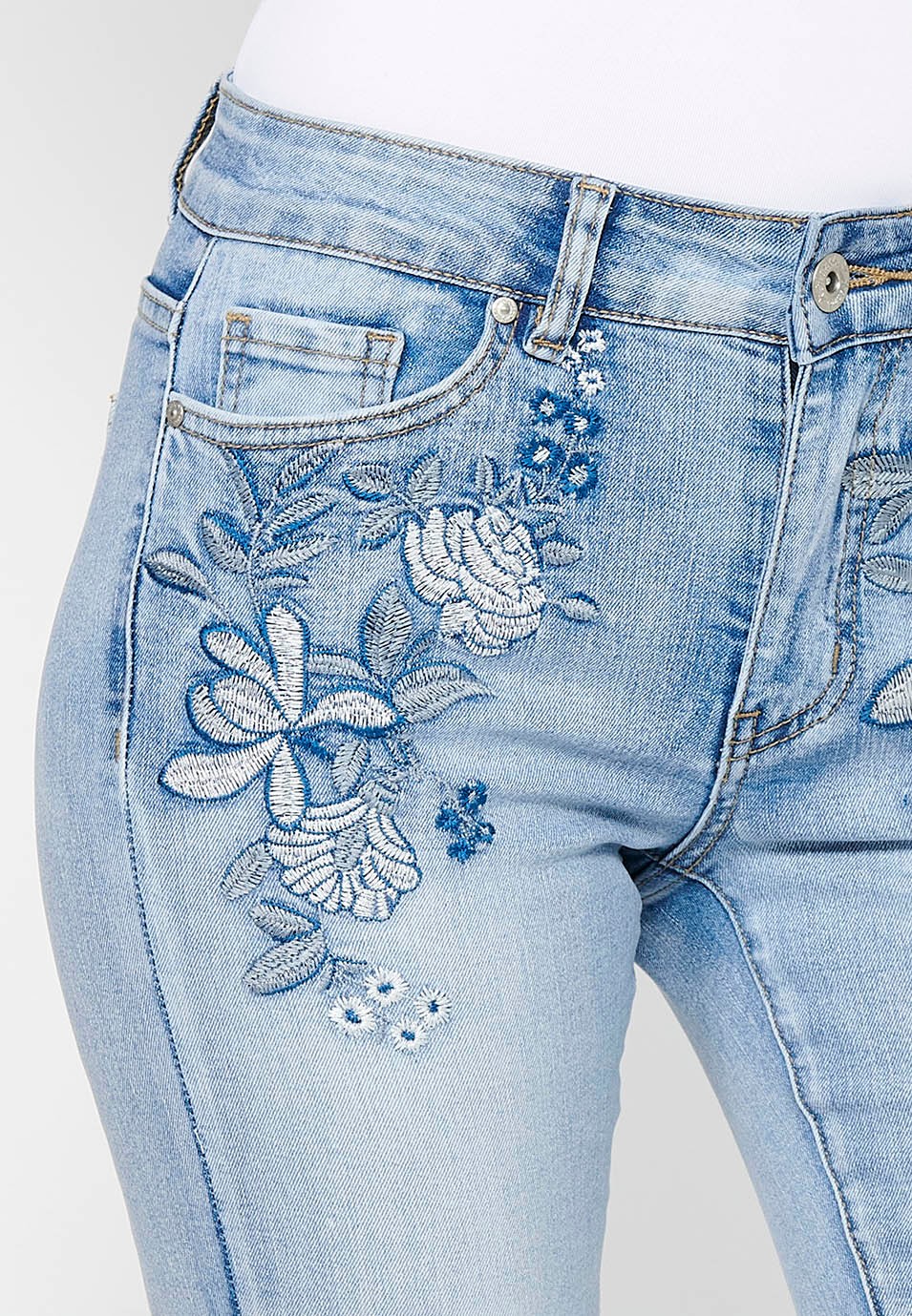 Long flared denim pants with front zipper closure and button with floral front embroidery and five pockets, one light blue pocket for women 10
