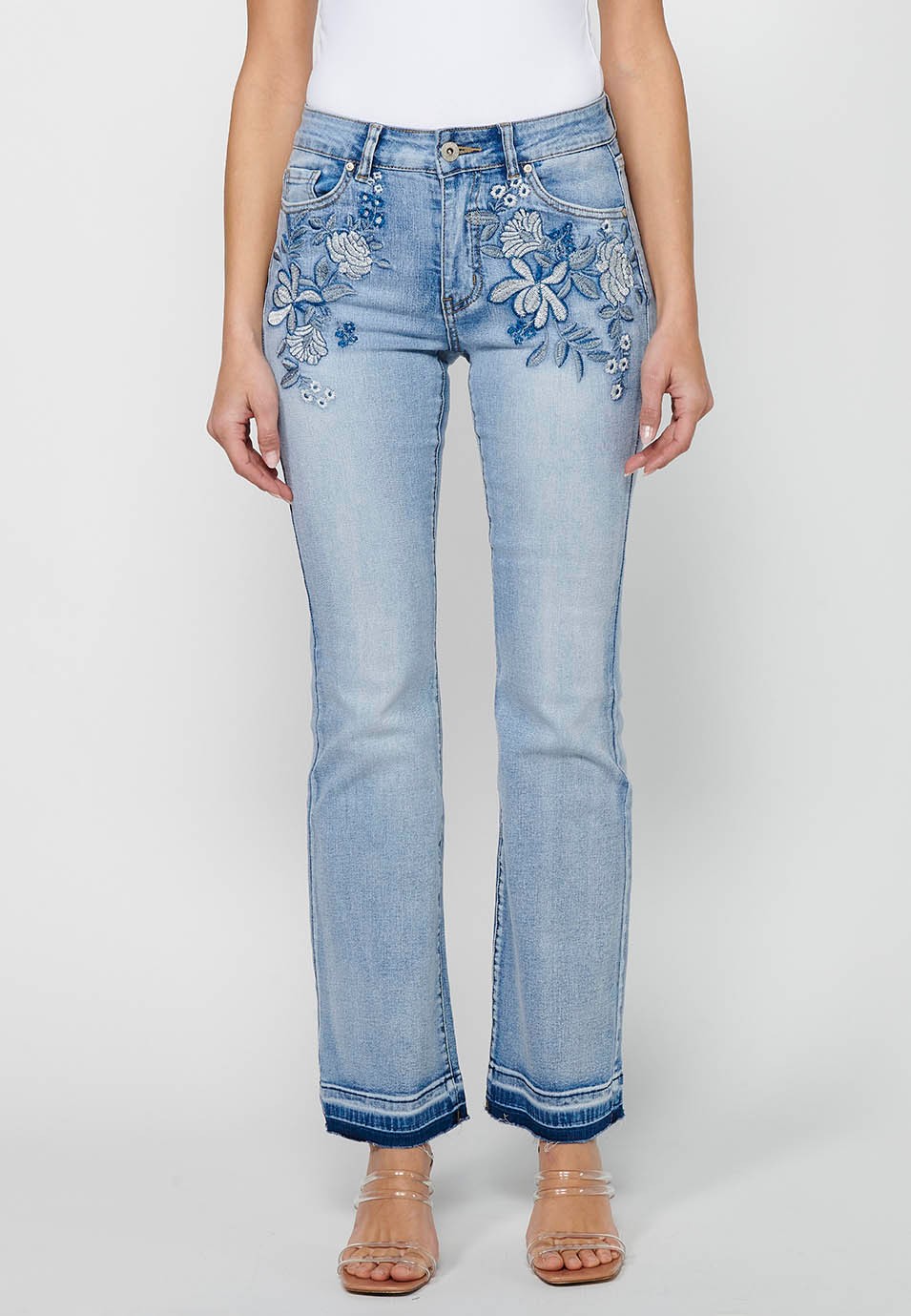 Lange, ausgestellte Jeanshose mit Reißverschluss und Knopf vorne mit Blumenstickerei vorne und fünf Taschen, eine hellblaue Tasche für Damen 5