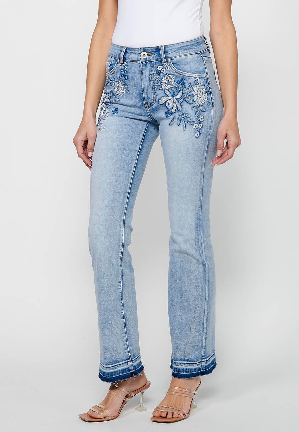 Lange, ausgestellte Jeanshose mit Reißverschluss und Knopf vorne mit Blumenstickerei vorne und fünf Taschen, eine hellblaue Tasche für Damen 3