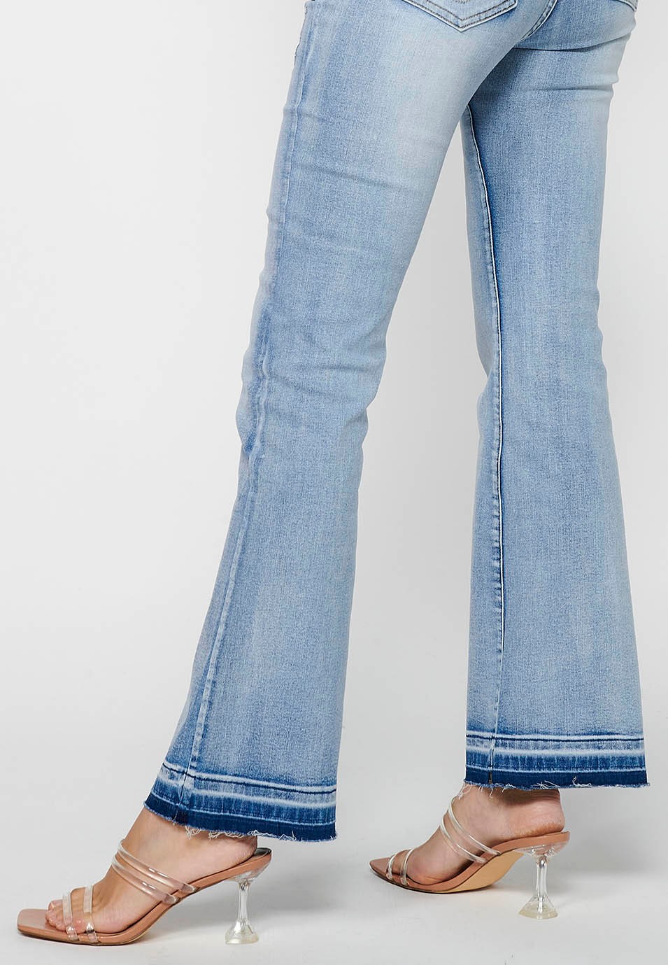 Lange, ausgestellte Jeanshose mit Reißverschluss und Knopf vorne mit Blumenstickerei vorne und fünf Taschen, eine hellblaue Tasche für Damen 6
