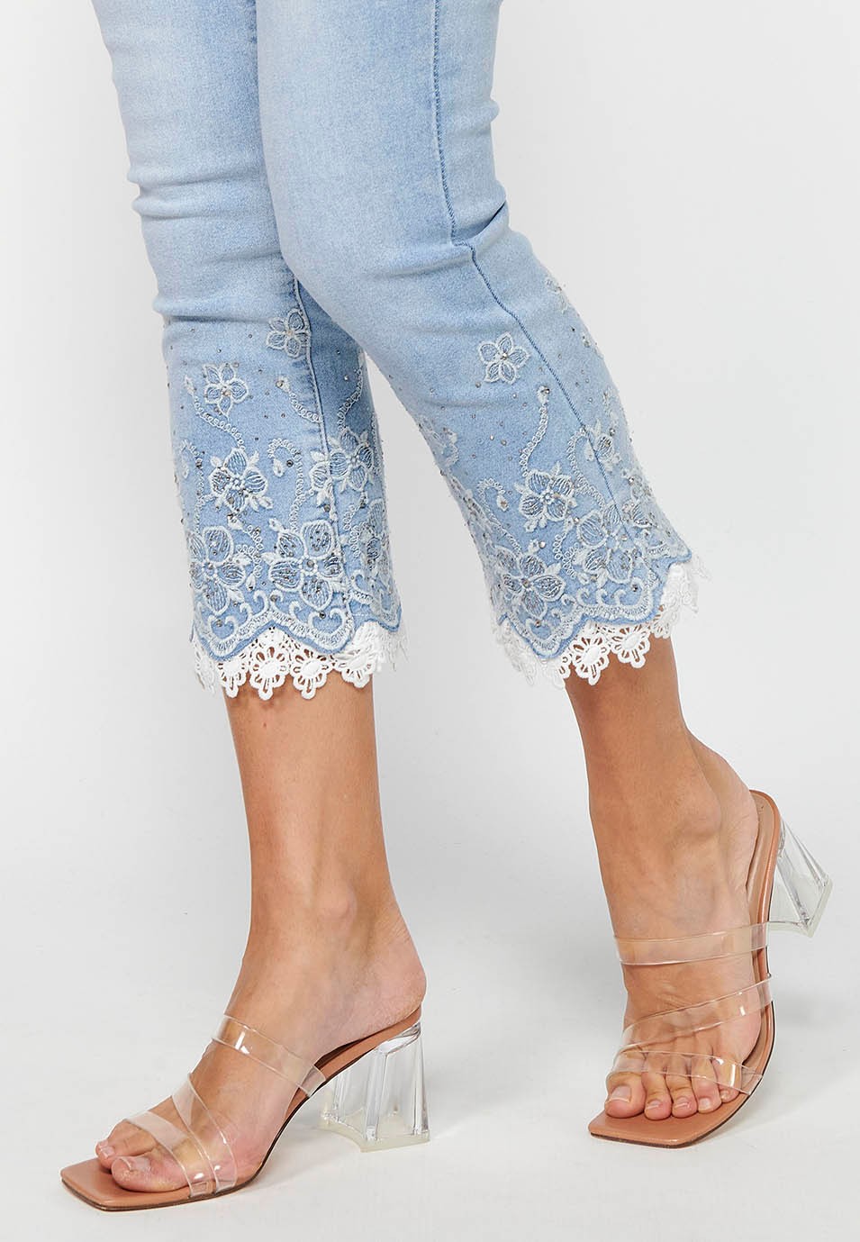 Lange, schmal geschnittene Jeanshose mit Reißverschluss vorne und hellblauen Blumenstickereien für Damen 7