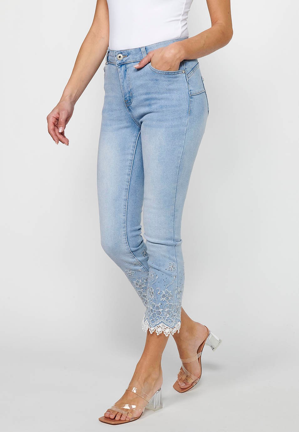 Lange, schmal geschnittene Jeanshose mit Reißverschluss vorne und hellblauen Blumenstickereien für Damen 4