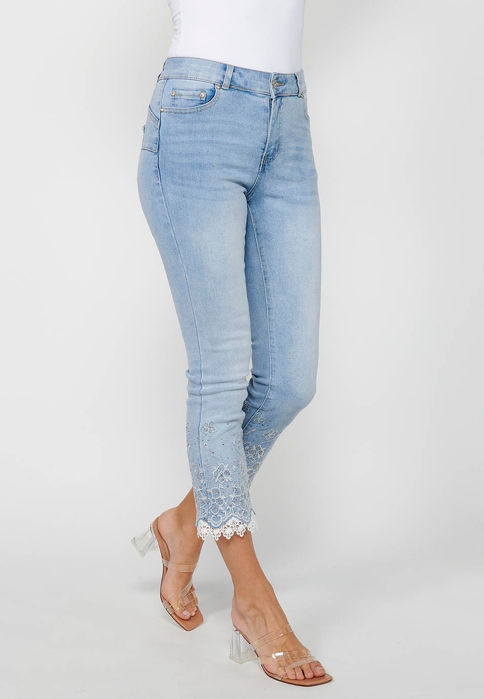 Long slim jeans pants with front zipper closure and light blue floral embroidered details for women 3