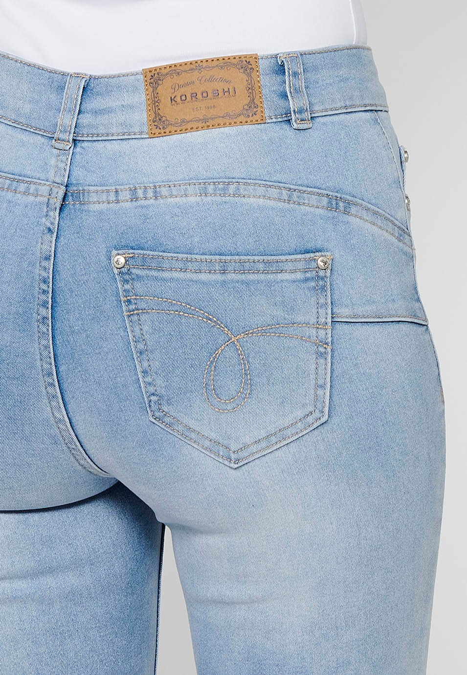 Pantalon long en jean slim avec fermeture éclair sur le devant et détails brodés de fleurs bleu clair pour femme 9