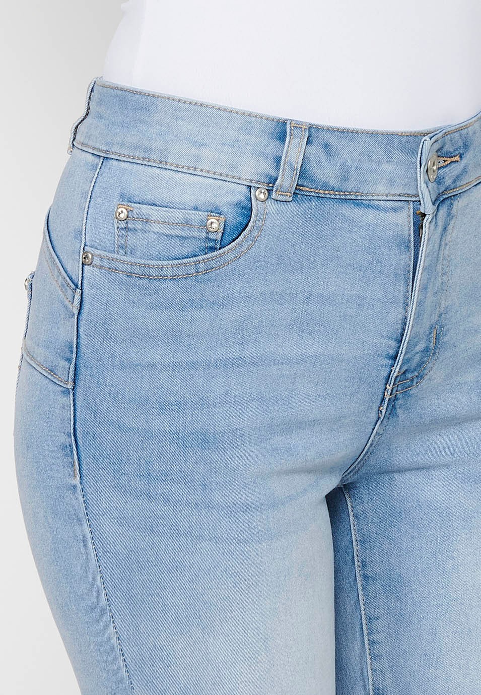 Lange, schmal geschnittene Jeanshose mit Reißverschluss vorne und hellblauen Blumenstickereien für Damen 5