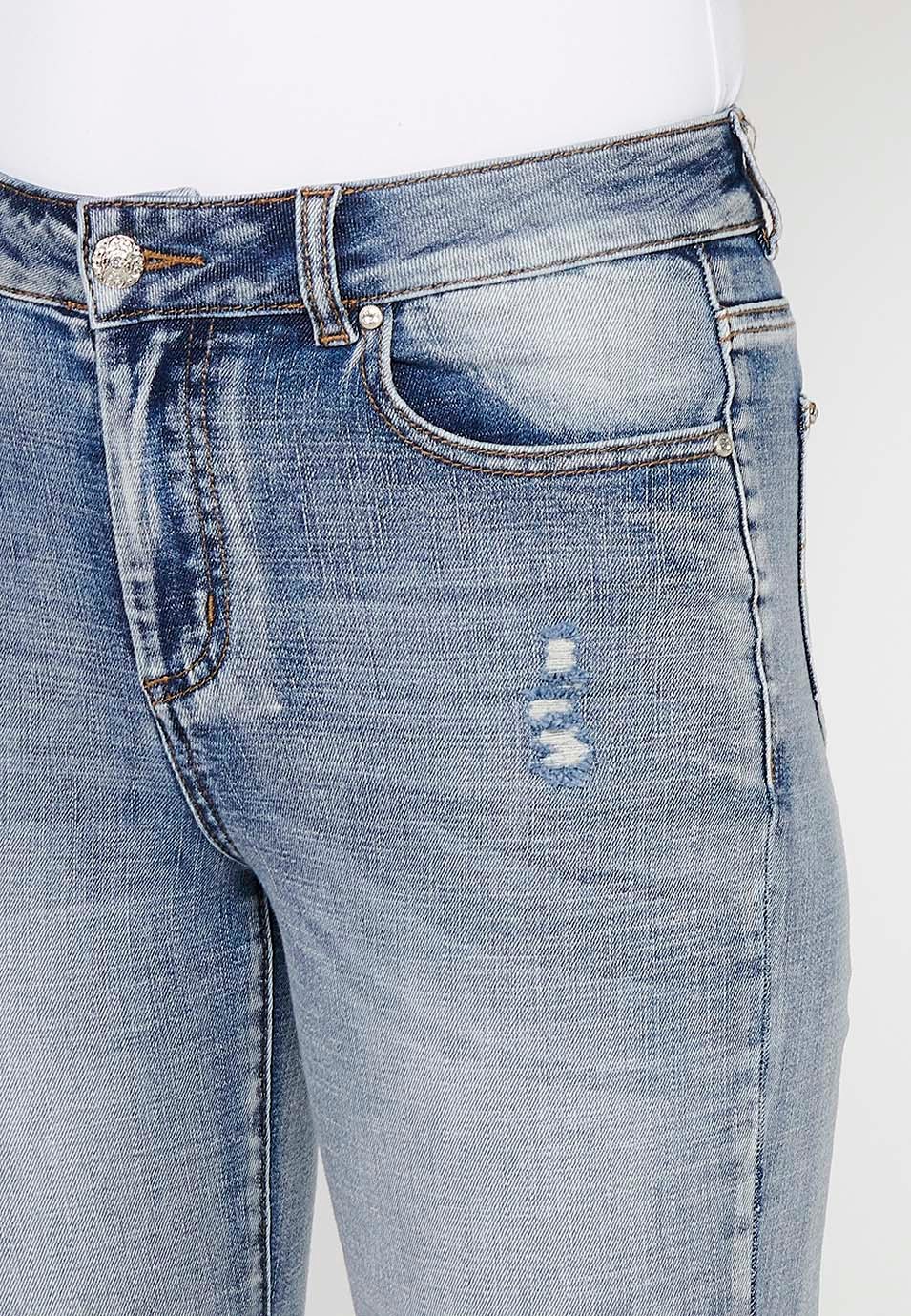 Pantalon long finition évasée avec détails brodés sur les côtés et fermeture sur le devant avec fermeture éclair et bouton en Bleu pour Femme 8