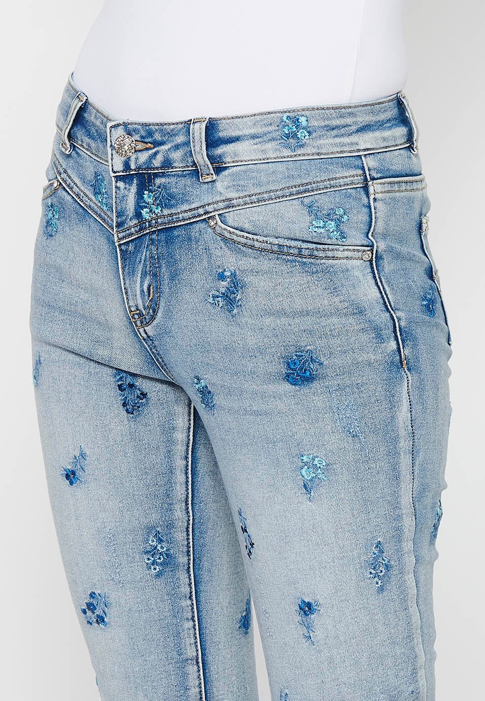 Pantalon long slim avec fermeture éclair sur le devant et fermeture boutonnée avec broderie florale en bleu clair pour femme 5