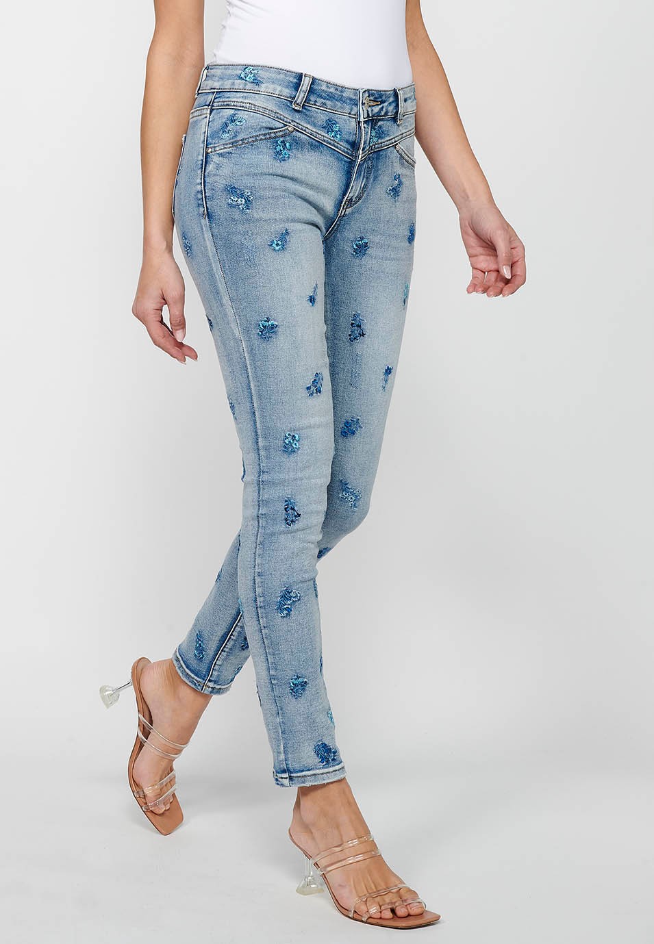 Pantalon long slim avec fermeture éclair sur le devant et fermeture boutonnée avec broderie florale en bleu clair pour femme 2