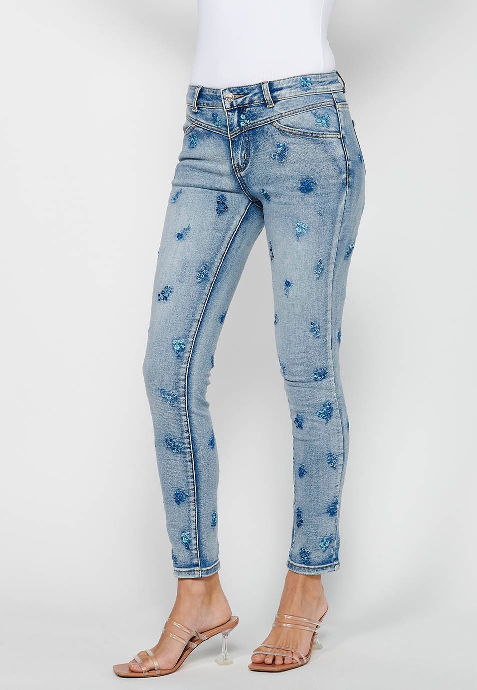 Pantalon long slim avec fermeture éclair sur le devant et fermeture boutonnée avec broderie florale en bleu clair pour femme 3
