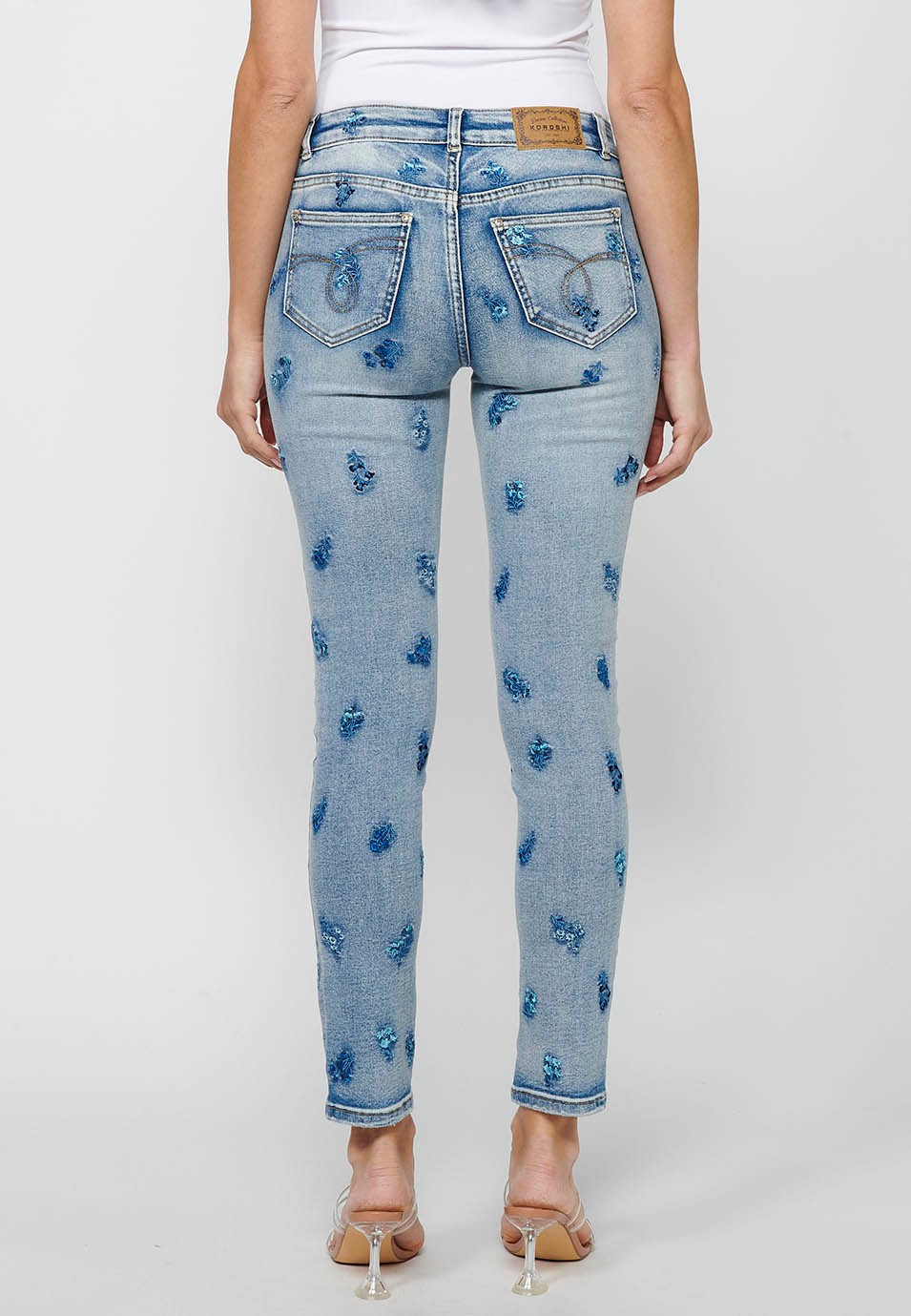 Pantalon long slim avec fermeture éclair sur le devant et fermeture boutonnée avec broderie florale en bleu clair pour femme 4