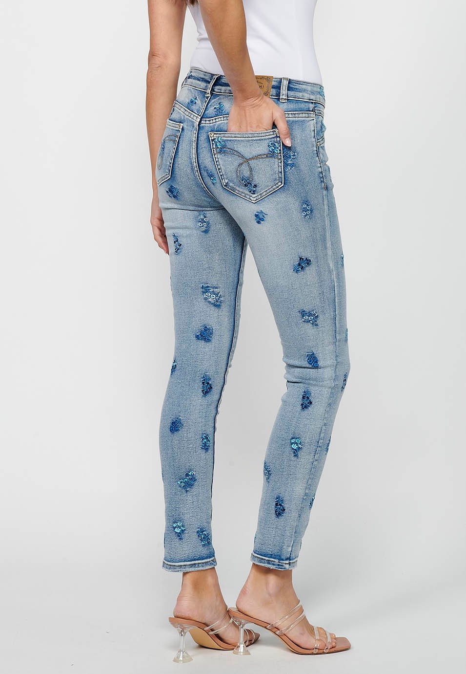 Pantalon long slim avec fermeture éclair sur le devant et fermeture boutonnée avec broderie florale en bleu clair pour femme 7