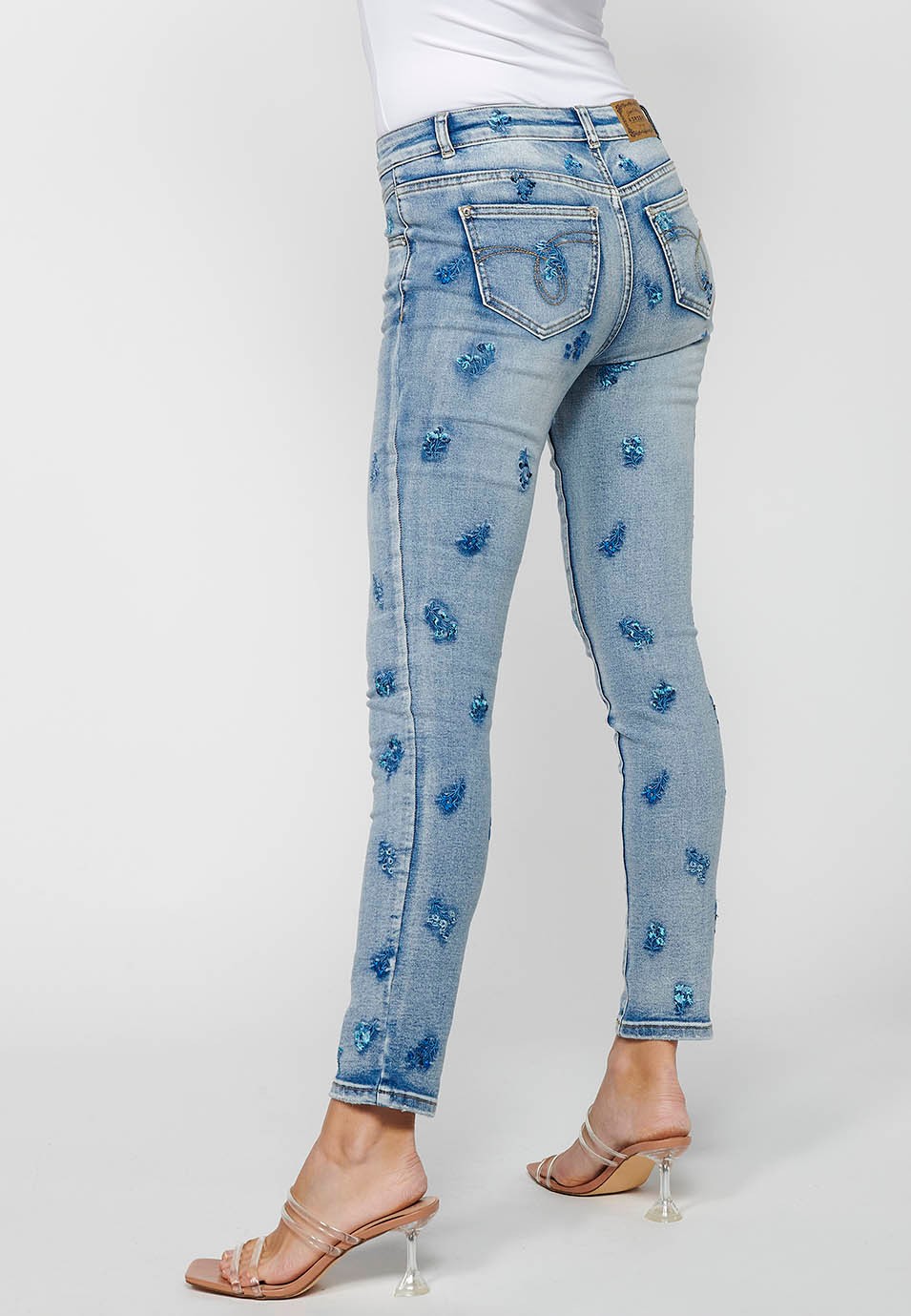 Pantalon long slim avec fermeture éclair sur le devant et fermeture boutonnée avec broderie florale en bleu clair pour femme 8