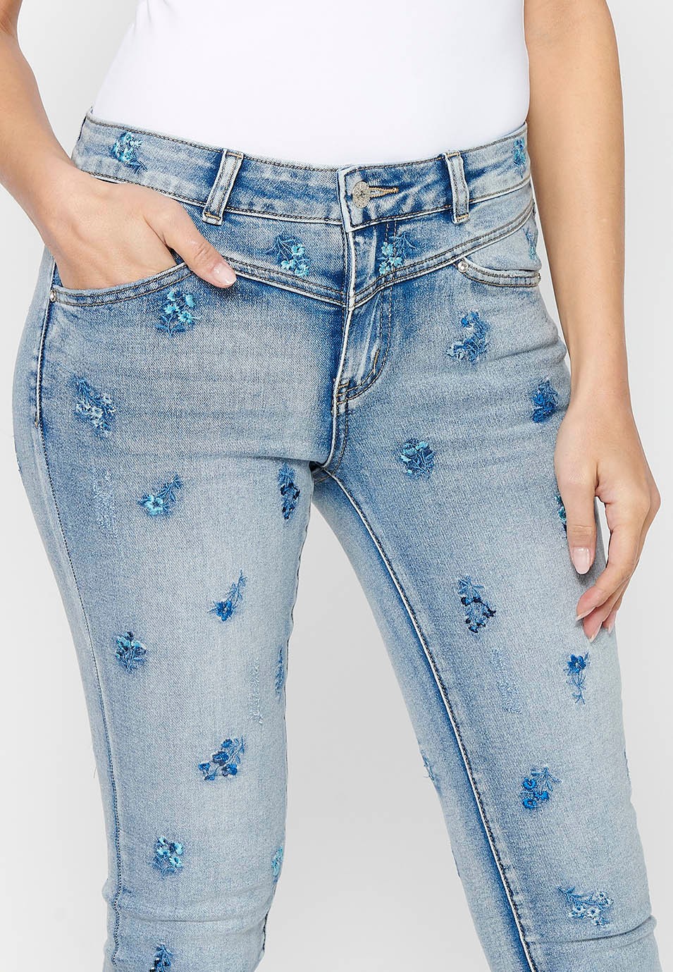 Pantalon long slim avec fermeture éclair sur le devant et fermeture boutonnée avec broderie florale en bleu clair pour femme 9