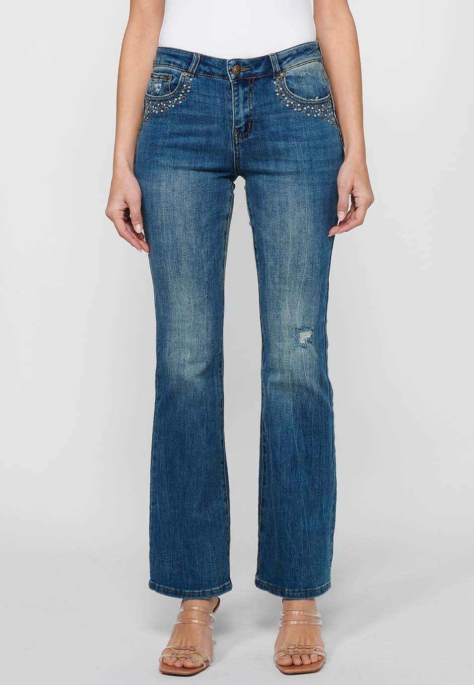 Pantalon long à cloche avec fermeture éclair sur le devant et fermeture boutonnée avec détails cassés de couleur moyenne claire pour femme 1