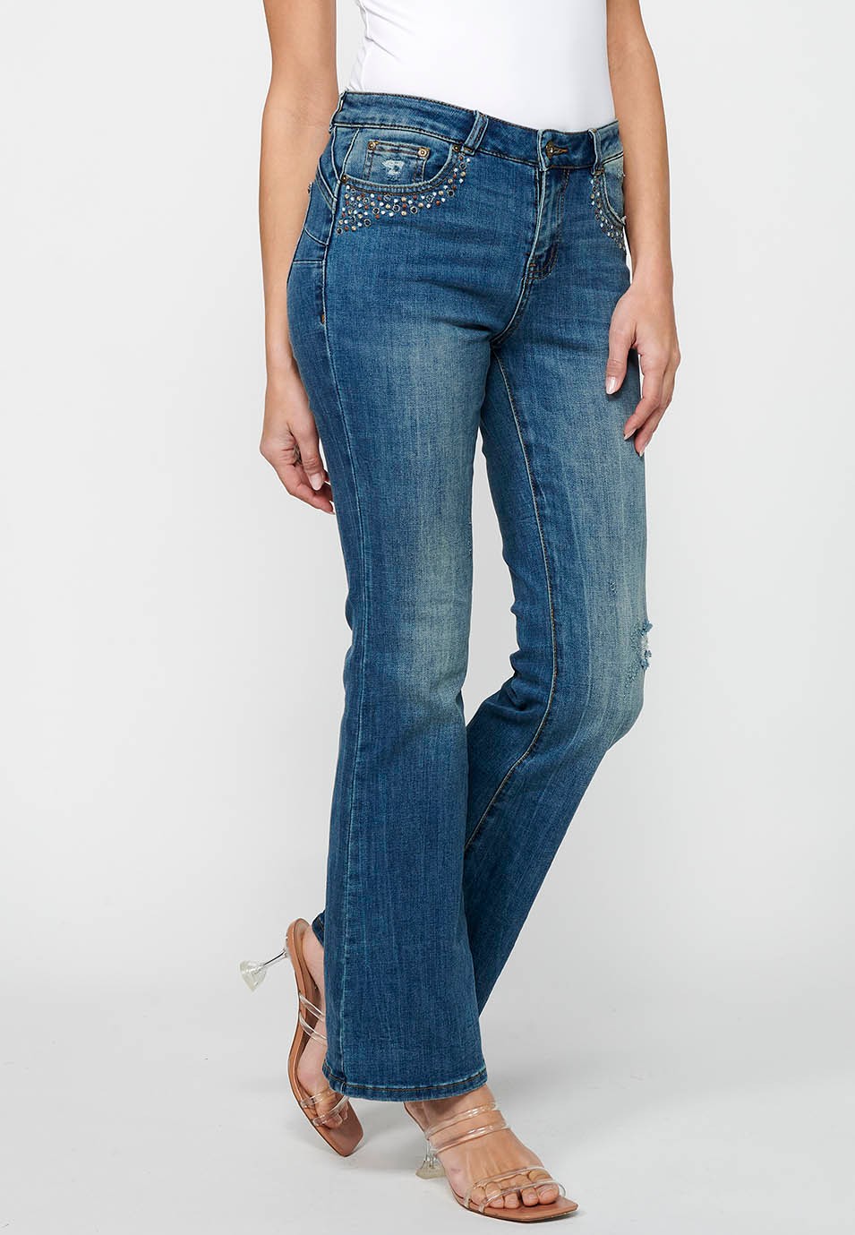 Pantalon long à cloche avec fermeture éclair sur le devant et fermeture boutonnée avec détails cassés de couleur moyenne claire pour femme 3