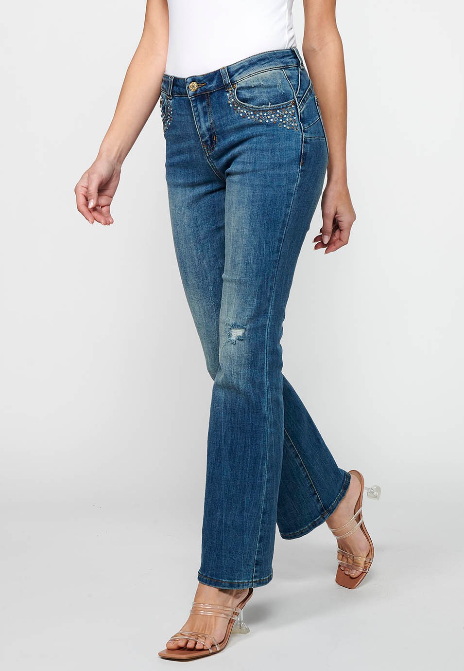 Pantalon long à cloche avec fermeture éclair sur le devant et fermeture boutonnée avec détails cassés de couleur moyenne claire pour femme 4