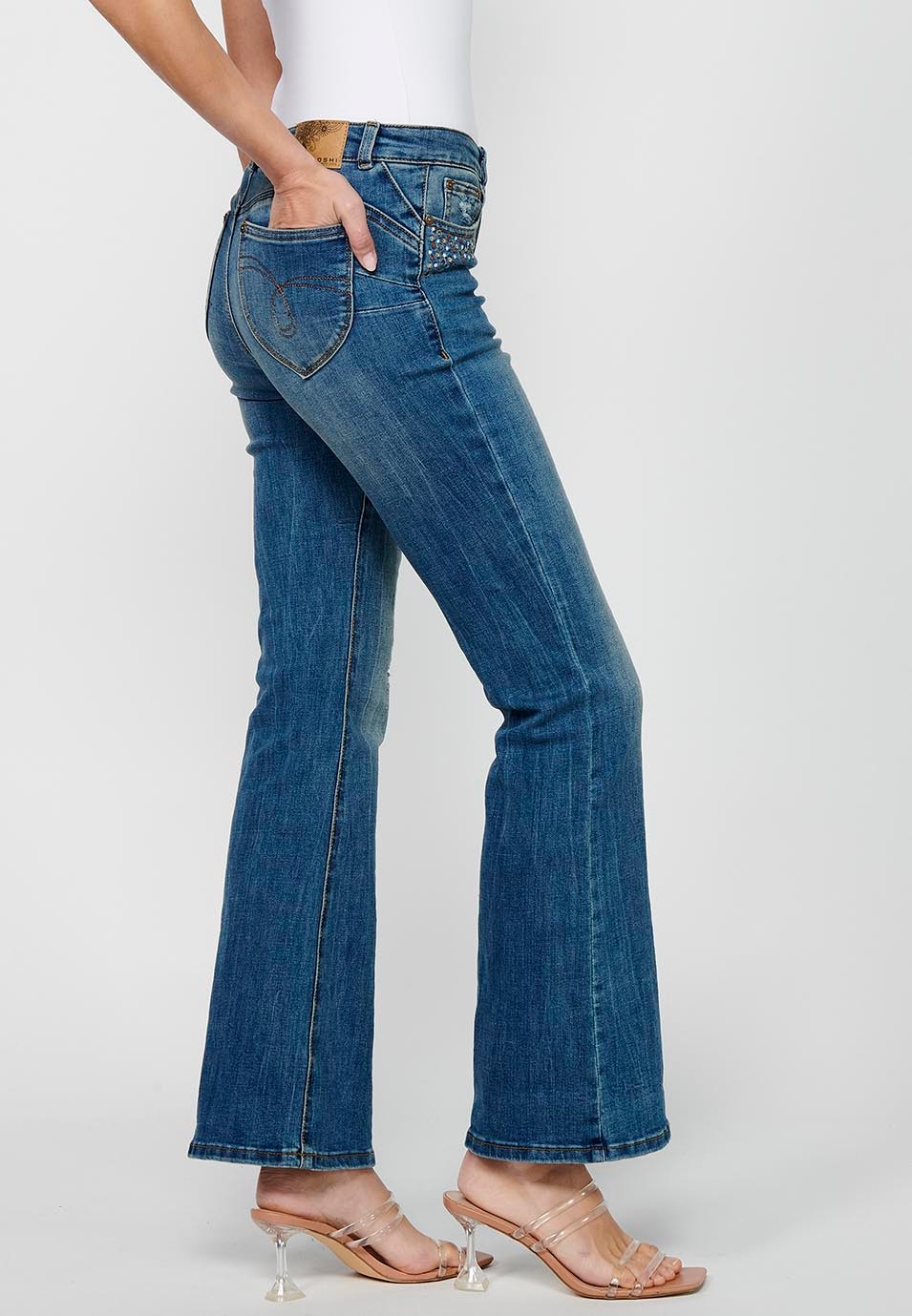 Pantalon long à cloche avec fermeture éclair sur le devant et fermeture boutonnée avec détails cassés de couleur moyenne claire pour femme 6