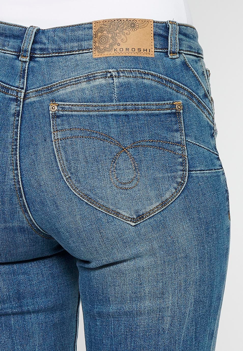 Pantalon long à cloche avec fermeture éclair sur le devant et fermeture boutonnée avec détails cassés de couleur moyenne claire pour femme 7