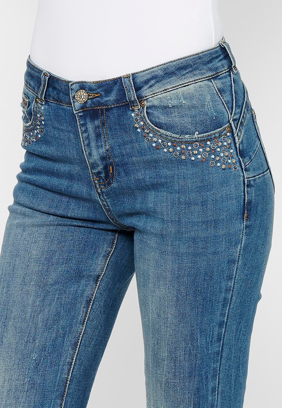 Pantalon long à cloche avec fermeture éclair sur le devant et fermeture boutonnée avec détails cassés de couleur moyenne claire pour femme 5