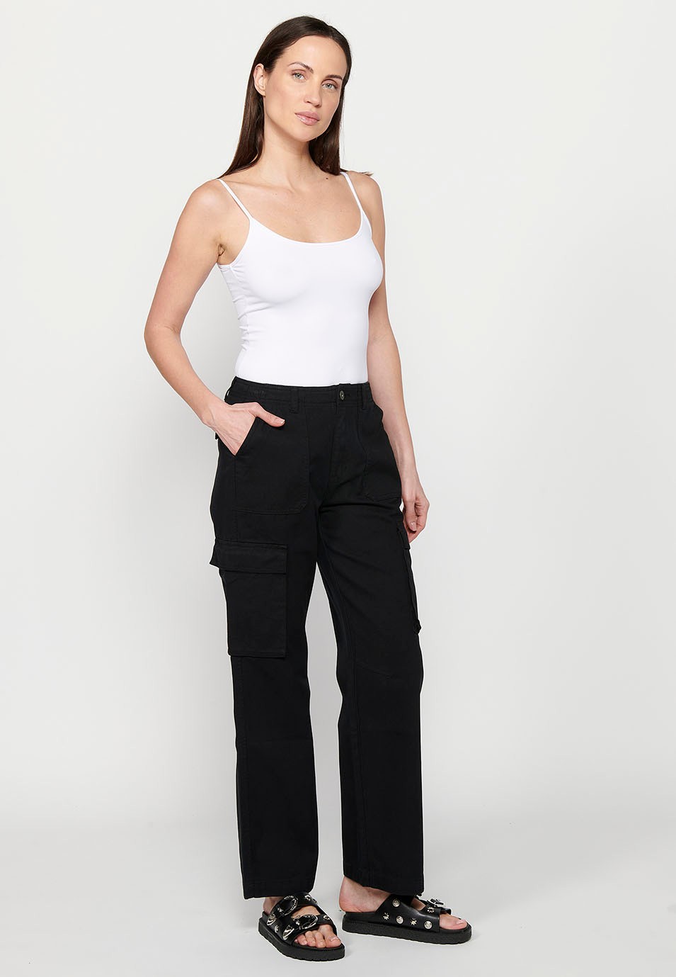 Pantalón largo con bolsillos cargo de algodón, color negro para mujer