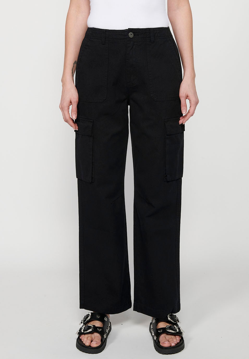 Pantalón largo con bolsillos cargo de algodón, color negro para mujer