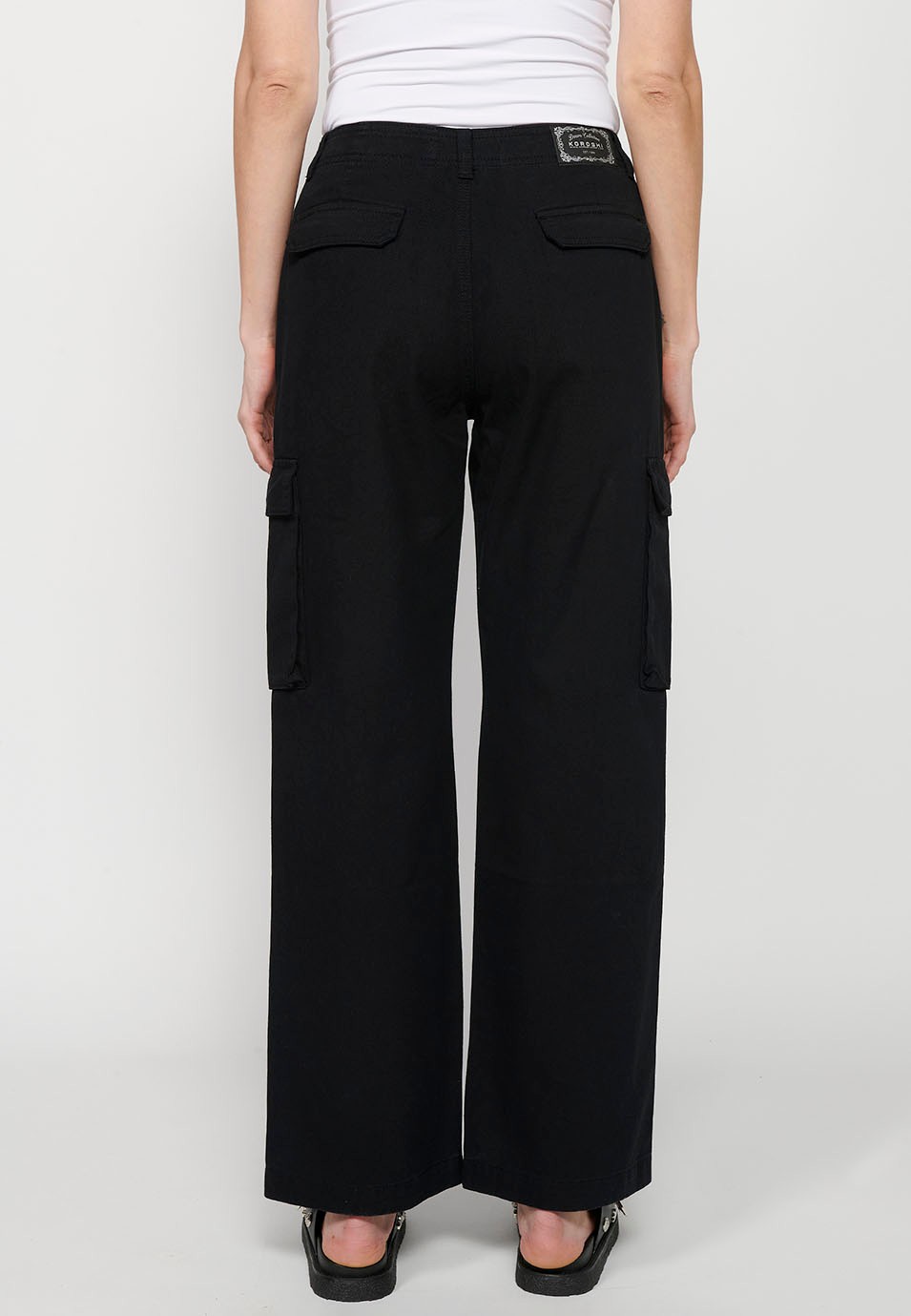 Pantalons llargs amb butxaques càrrec de cotó, color negre per a dona