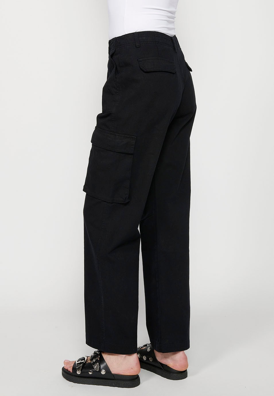 Pantalon cargo long en coton avec poches, coloris noir pour femme