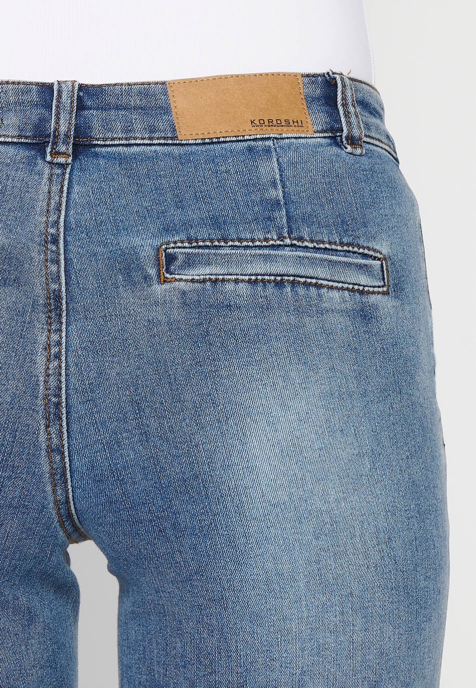 Pantalons llargs acabats en campana i costura davantera amb Tancament davanter amb cremallera i botó color Blau per a Dona