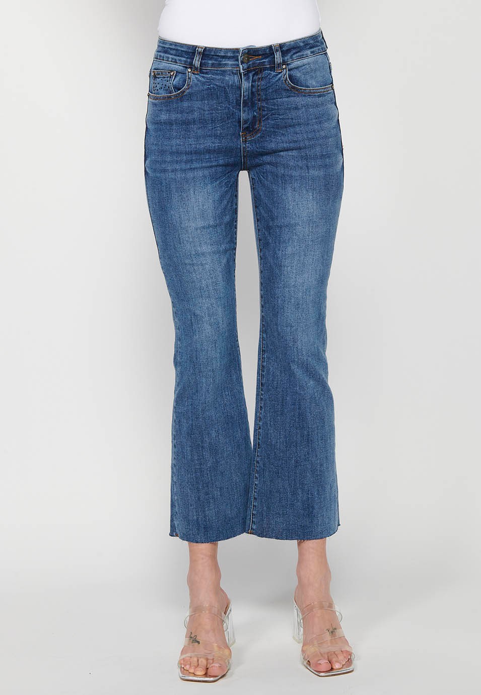Pantalon long évasé en jean avec fermeture sur le devant avec fermeture éclair et bouton et cinq poches, une poche en Bleu Foncé pour Femme 1