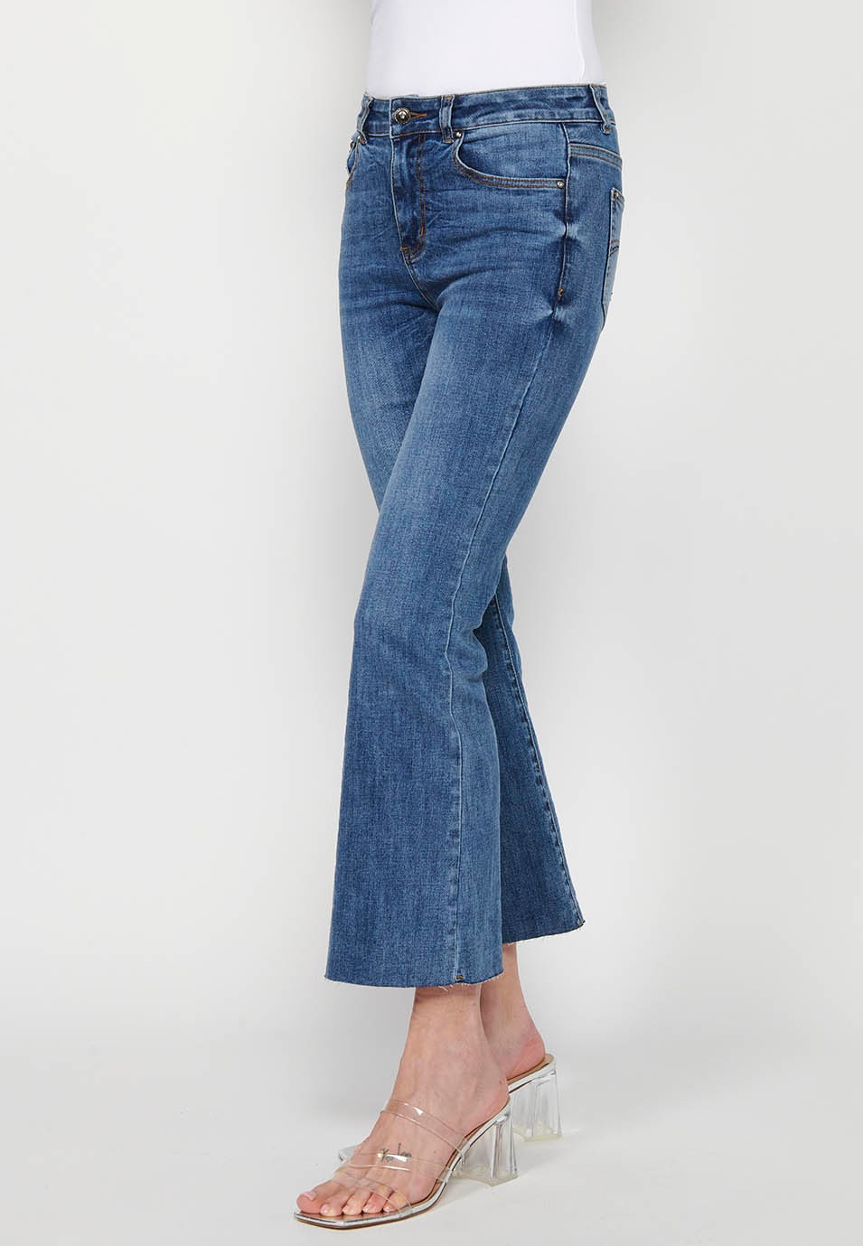 Pantalón largo vaquero denim acampanado con cierre delantero con cremallera y botón y cinco bolsillos, uno cerillero de color azul oscuro para mujer | Moda Actual 8