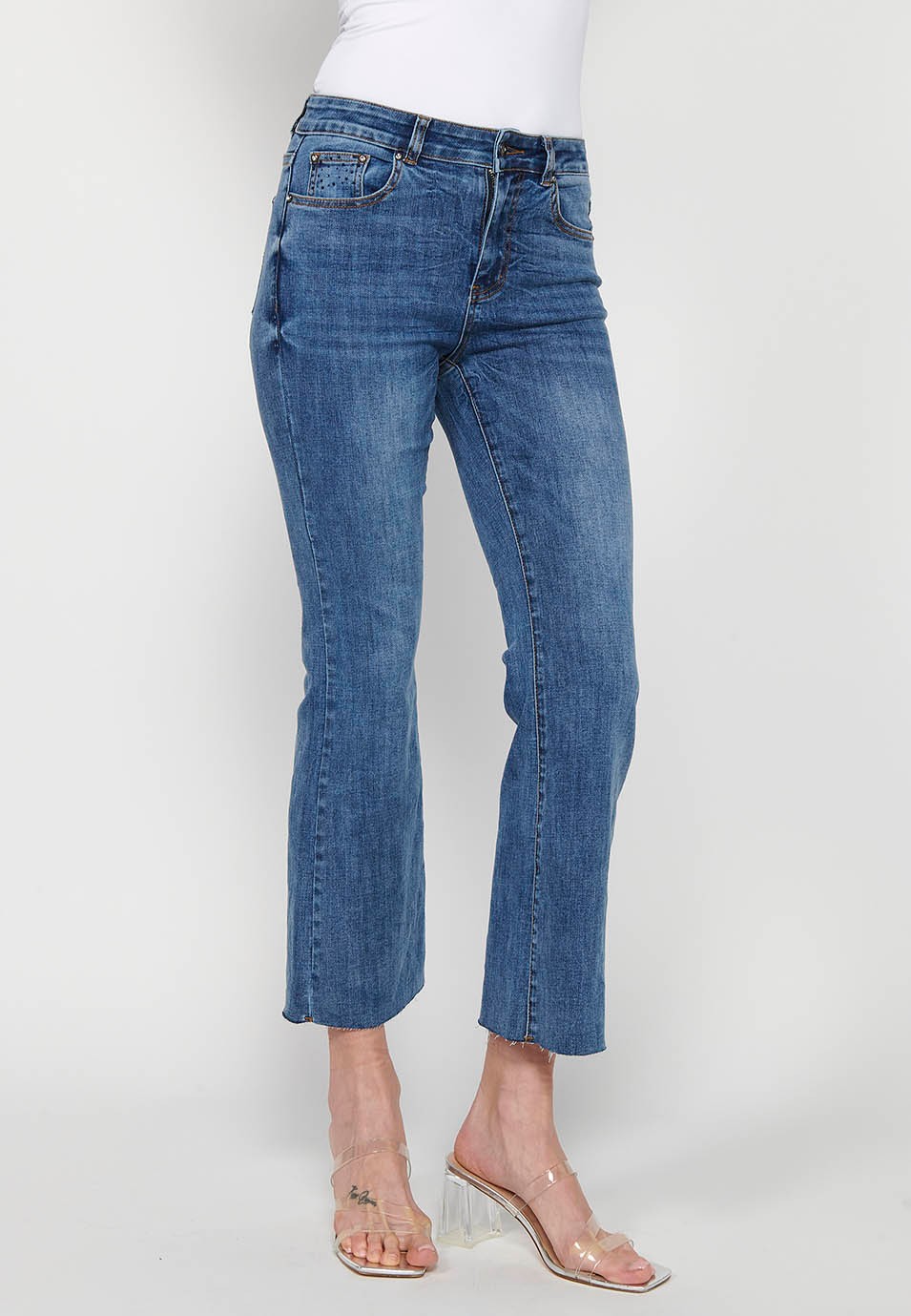 Pantalón largo vaquero denim acampanado con cierre delantero con cremallera y botón y cinco bolsillos, uno cerillero de color azul oscuro para mujer | Moda Actual 2