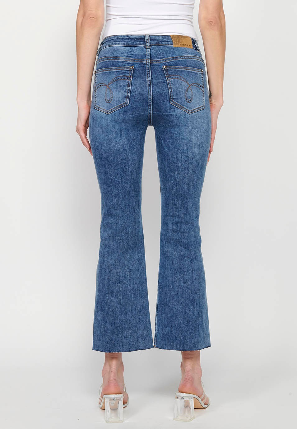 Pantalon long évasé en jean avec fermeture sur le devant avec fermeture éclair et bouton et cinq poches, une poche en Bleu Foncé pour Femme 6
