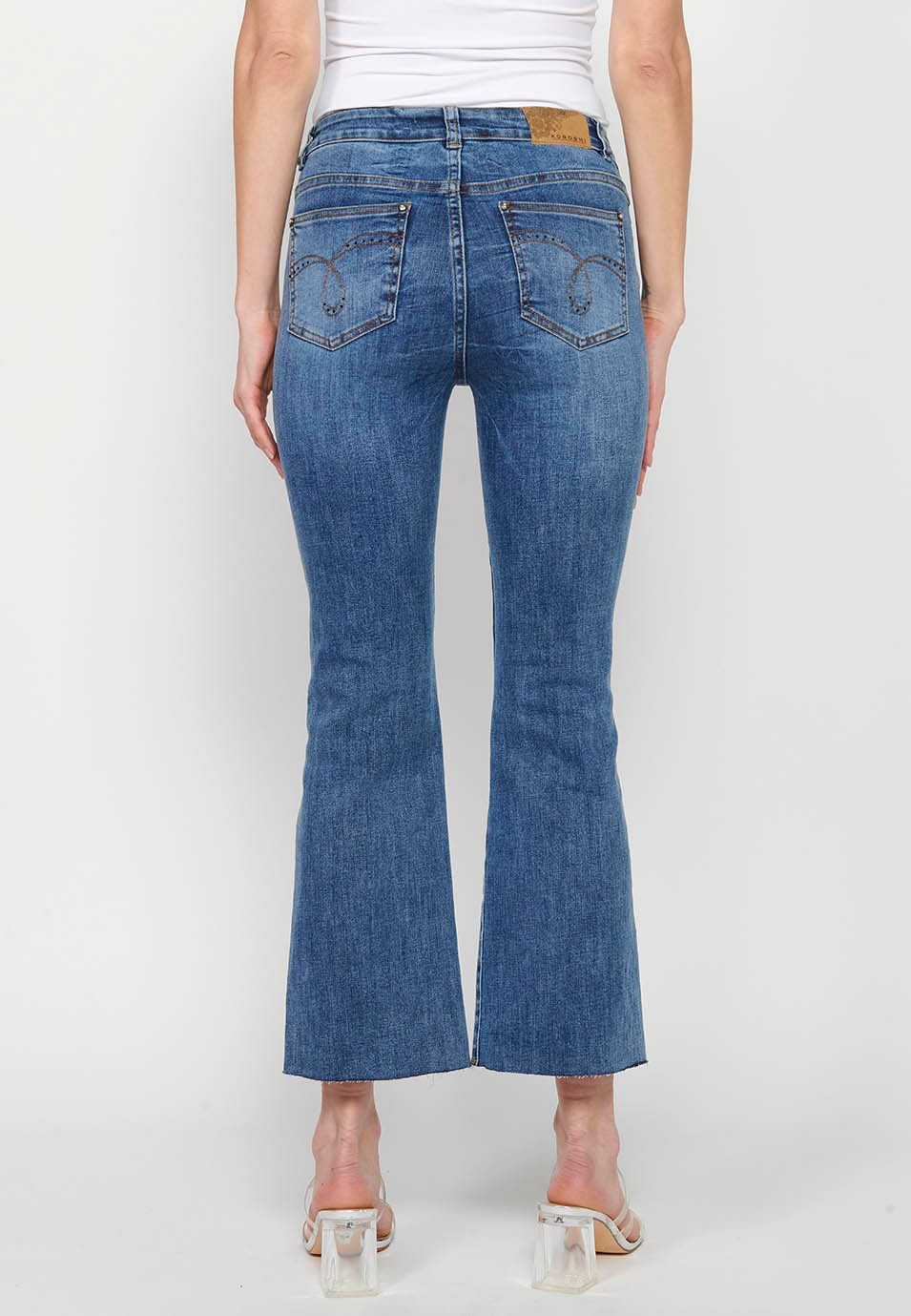 Pantalón largo vaquero denim acampanado con cierre delantero con cremallera y botón y cinco bolsillos, uno cerillero de color azul oscuro para mujer | Moda Actual 6
