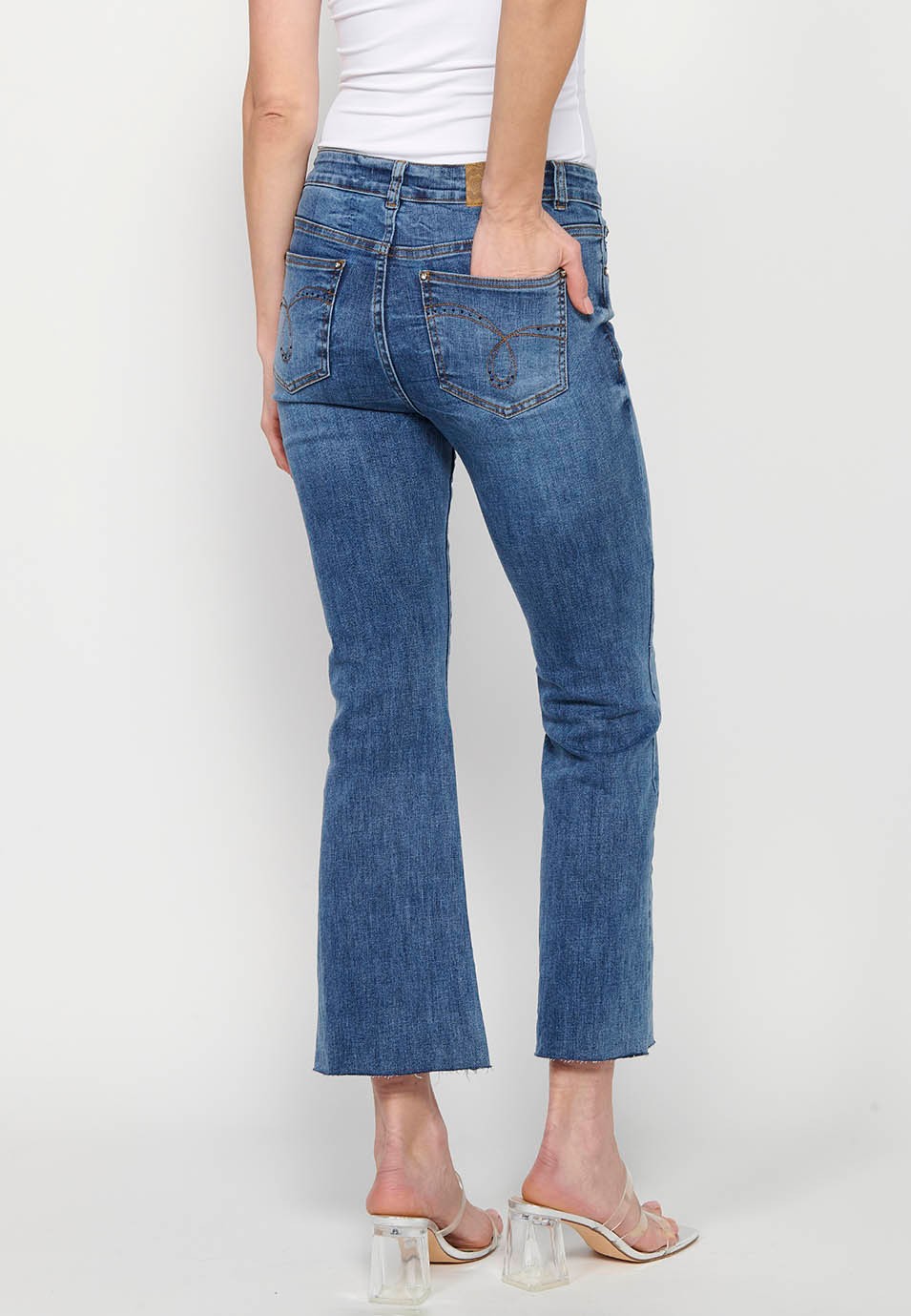 Pantalón largo vaquero denim acampanado con cierre delantero con cremallera y botón y cinco bolsillos, uno cerillero de color azul oscuro para mujer | Moda Actual 7