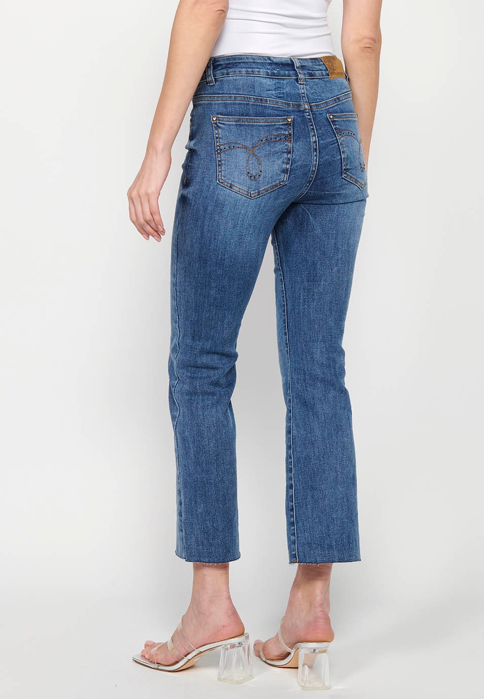 Pantalón largo vaquero denim acampanado con cierre delantero con cremallera y botón y cinco bolsillos, uno cerillero de color azul oscuro para mujer | Moda Actual 4