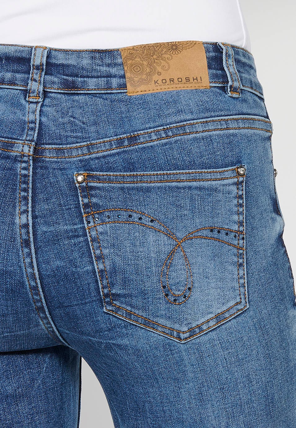 Pantalon long évasé en jean avec fermeture sur le devant avec fermeture éclair et bouton et cinq poches, une poche en Bleu Foncé pour Femme 3