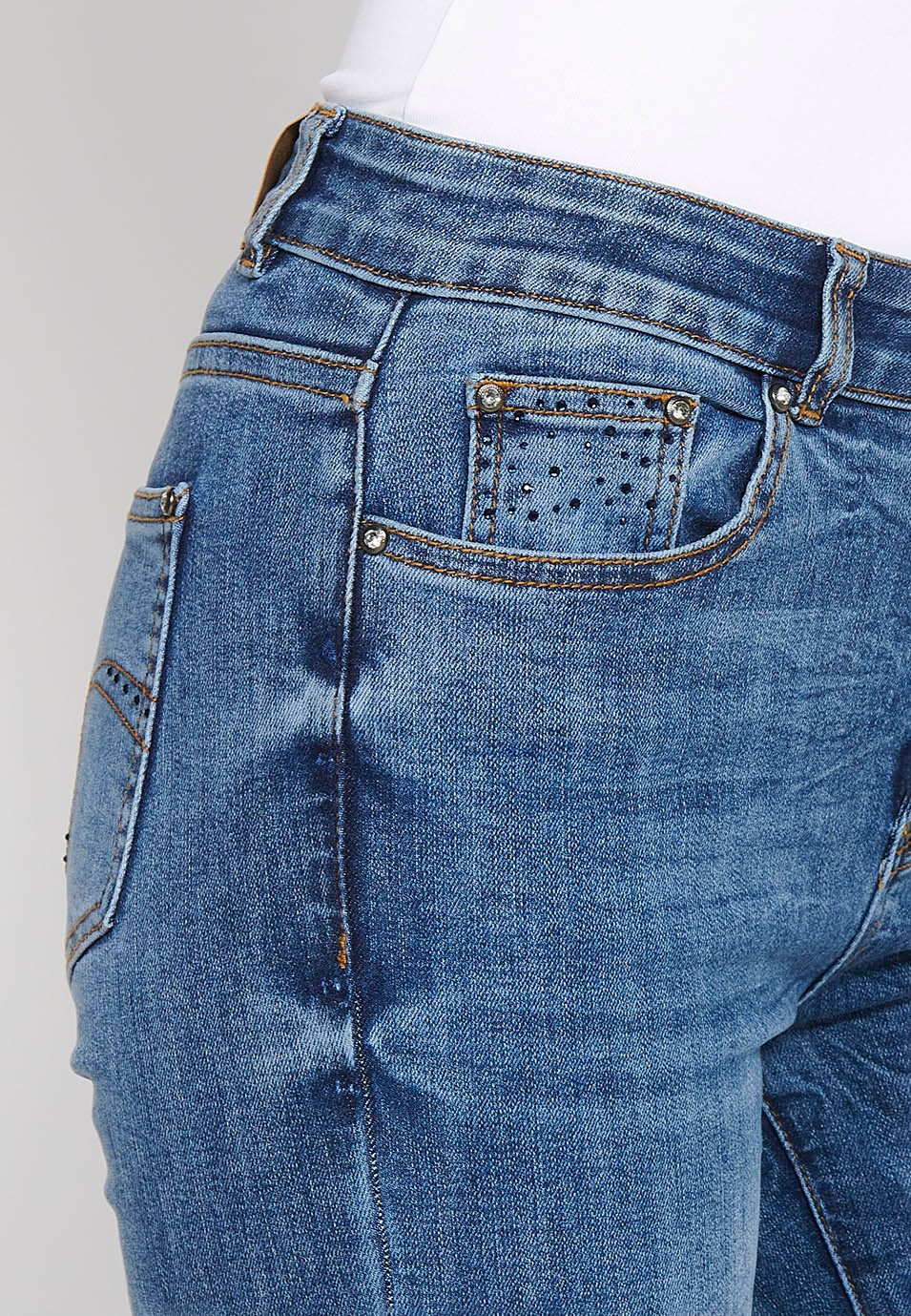 Lange, ausgestellte Jeanshose mit Reißverschluss und Knopf vorne und fünf Taschen, eine Tasche in Dunkelblau für Damen 5