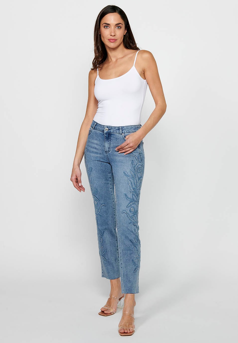 Pantalon long évasé en jean avec fermeture éclair sur le devant et détails brodés de fleurs bleu clair pour femme