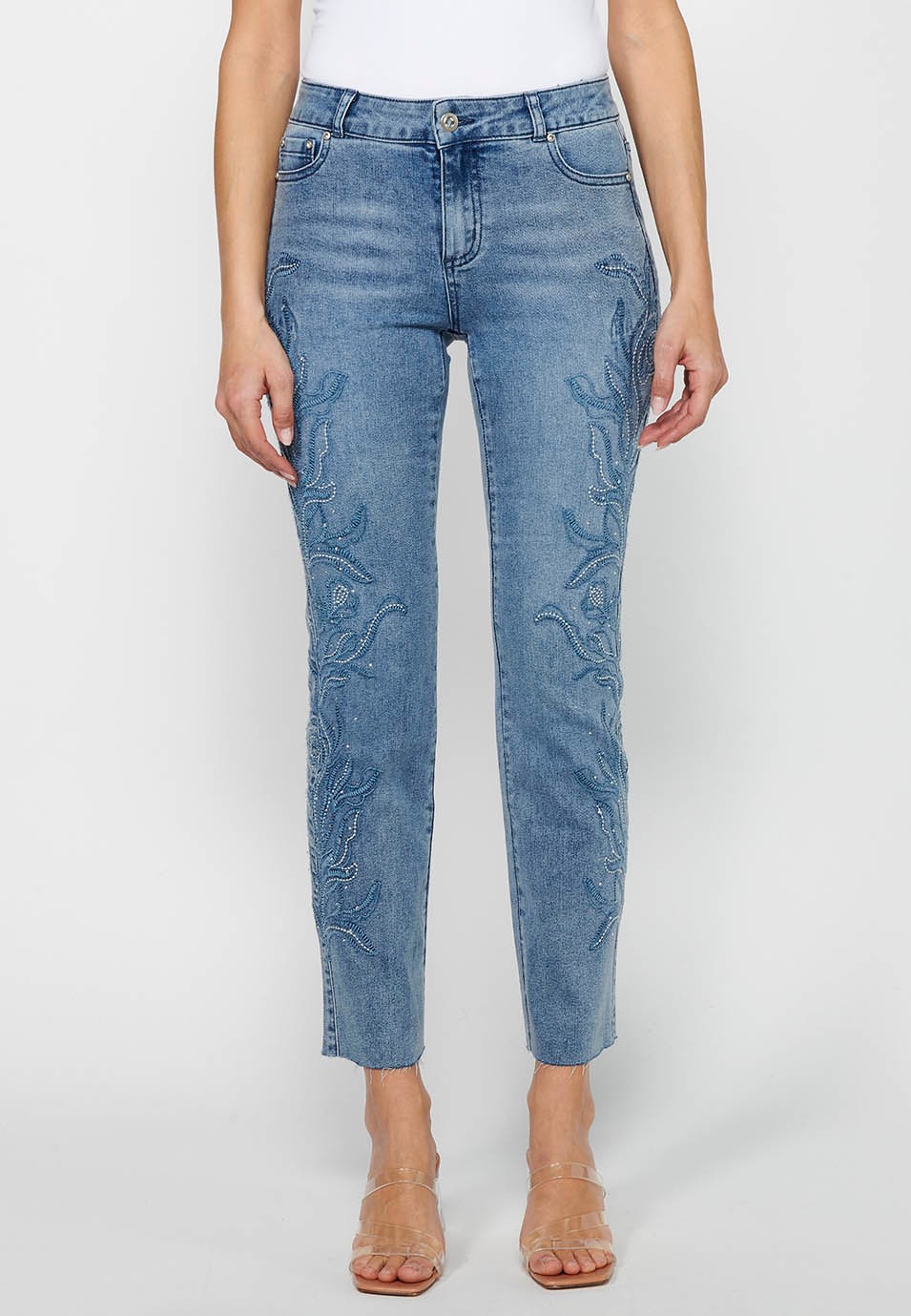Pantalon long évasé en jean avec fermeture éclair sur le devant et détails brodés de fleurs bleu clair pour femme 2