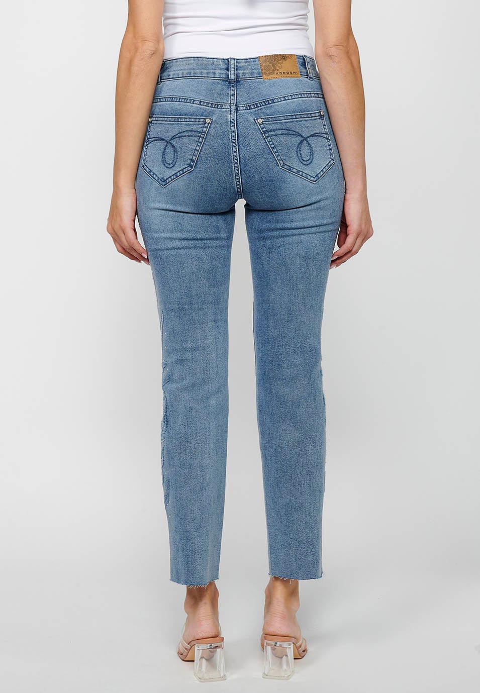 Pantalon long évasé en jean avec fermeture éclair sur le devant et détails brodés de fleurs bleu clair pour femme 4