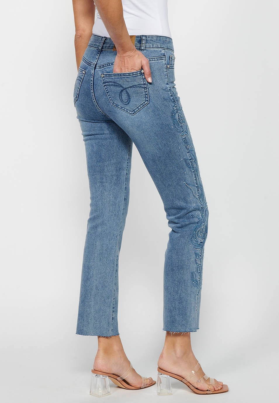 Lange, ausgestellte Jeanshose mit Reißverschluss vorne und hellblauen Blumenstickereien für Damen 6