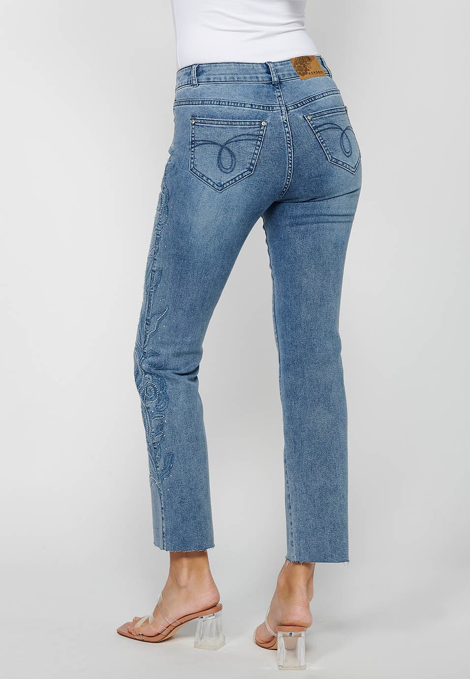 Pantalon long évasé en jean avec fermeture éclair sur le devant et détails brodés de fleurs bleu clair pour femme 5