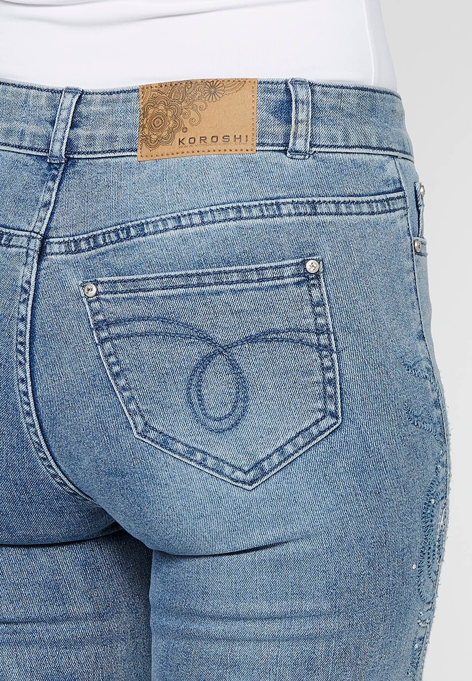 Pantalon long évasé en jean avec fermeture éclair sur le devant et détails brodés de fleurs bleu clair pour femme 7