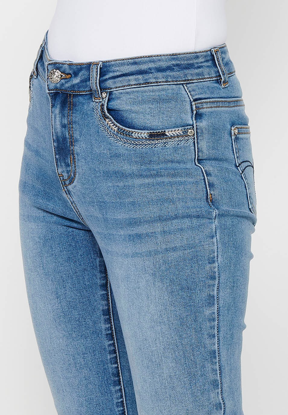 Pantalon long en jean avec détails brodés avec fermeture sur le devant avec fermeture éclair et bouton en Bleu pour Femme 6