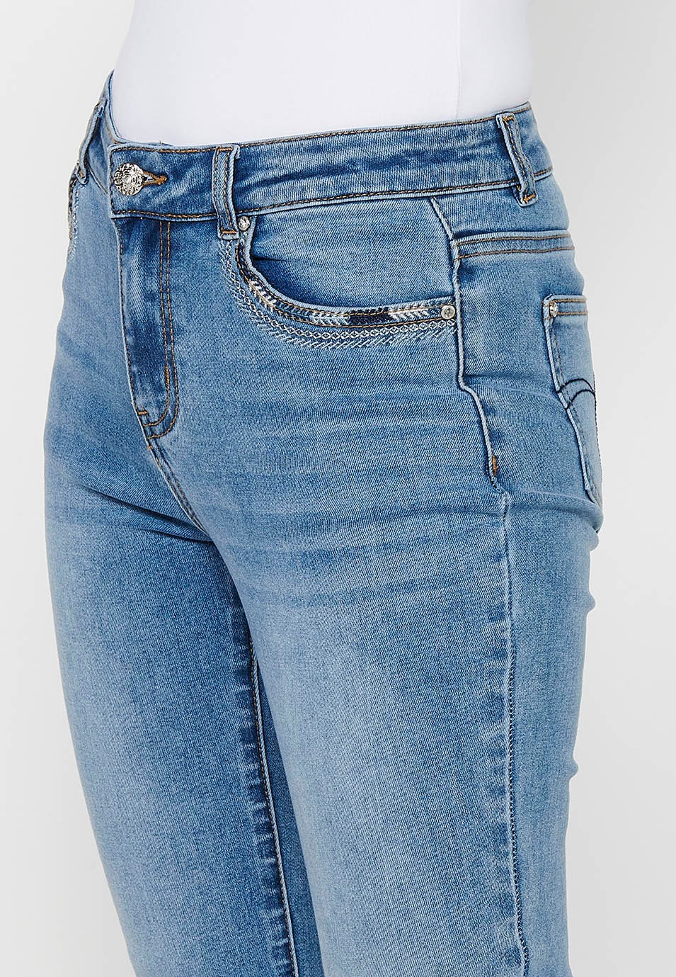 Pantalón largo denim con detalles bordados con cierre delantero con cremallera y botón de color azul para mujer | Moda Actual 6