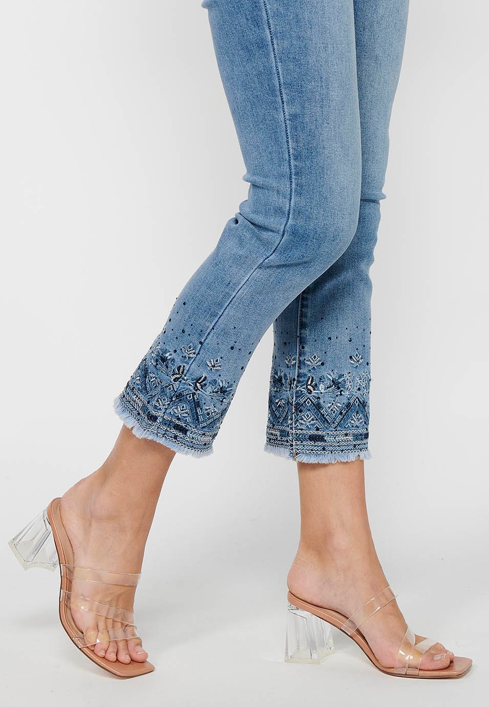 Pantalon long en jean avec détails brodés avec fermeture sur le devant avec fermeture éclair et bouton en Bleu pour Femme 8