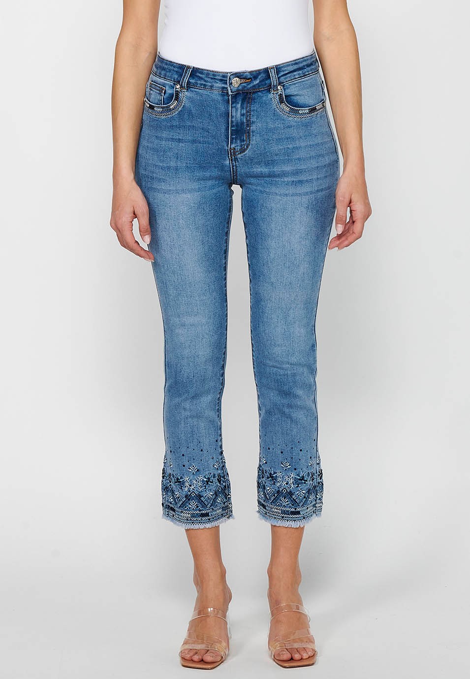 Lange Jeanshose mit gestickten Details und Frontverschluss mit Reißverschluss und Knopf in Blau für Damen 2