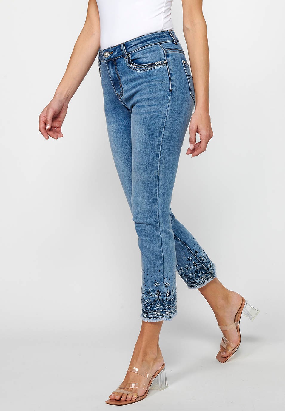 Pantalón largo denim con detalles bordados con cierre delantero con cremallera y botón de color azul para mujer | Moda Actual 3