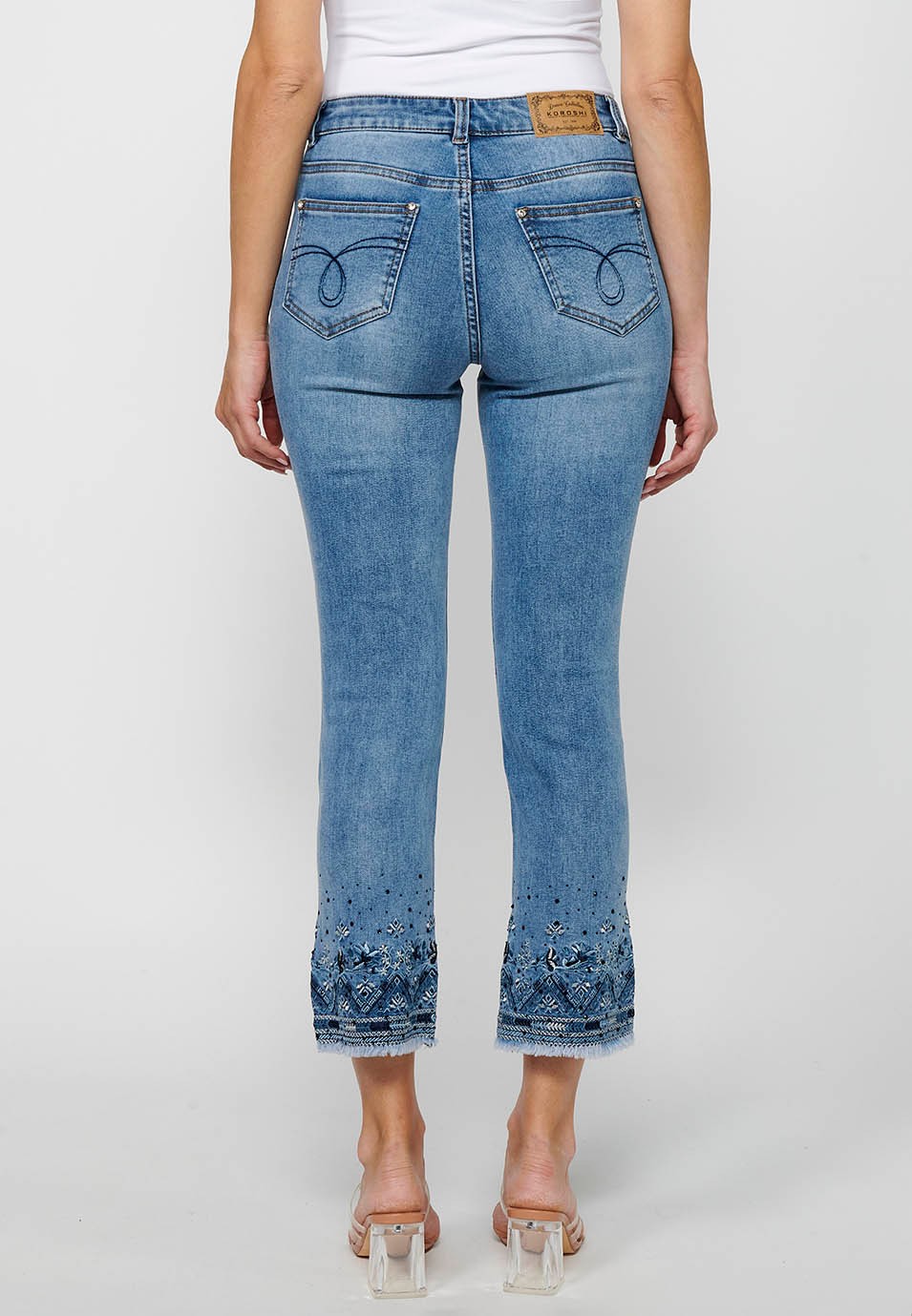 Lange Jeanshose mit gestickten Details und Frontverschluss mit Reißverschluss und Knopf in Blau für Damen 1