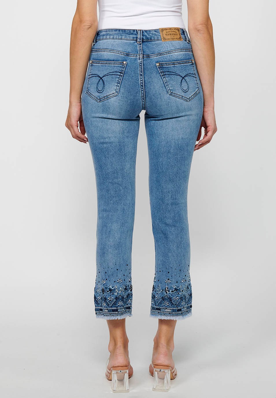 Pantalón largo denim con detalles bordados con cierre delantero con cremallera y botón de color azul para mujer | Moda Actual 1